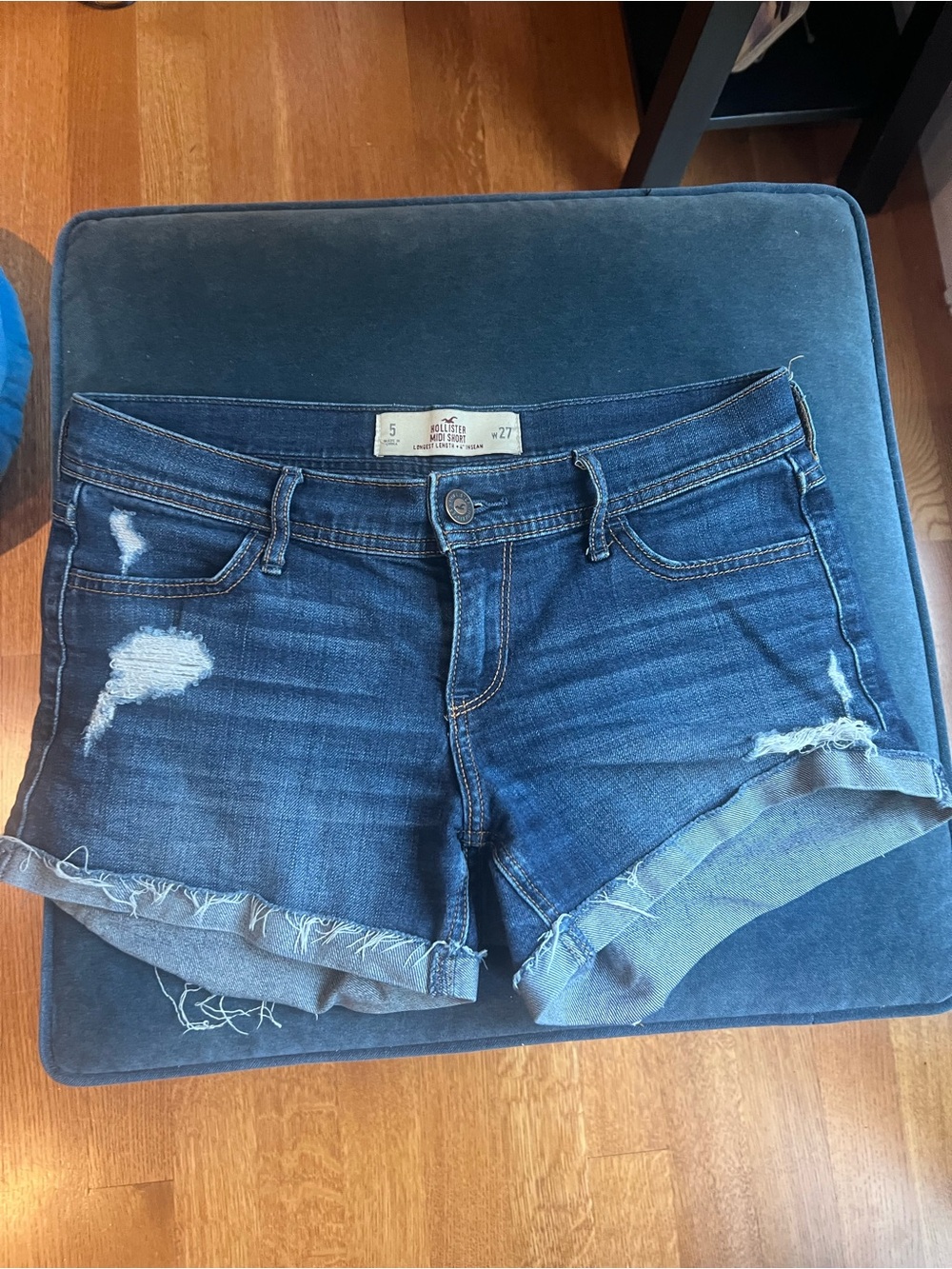 Hollister Denim Midi Shorts Size 5/27 Distressed Frayed Hem